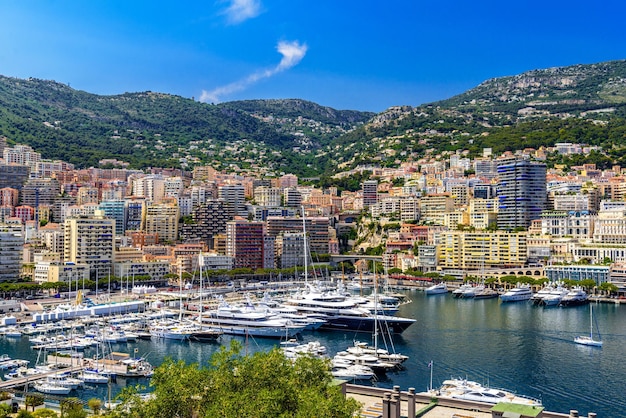 Jachten in baai in de buurt van huizen en hotels La Condamine MonteCarlo Monaco Cote d'Azur Franse Rivièra