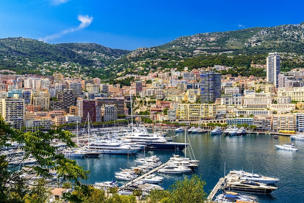 Jachten in baai in de buurt van huizen en hotels La Condamine MonteCarlo Monaco Cote d'Azur Franse Rivièra