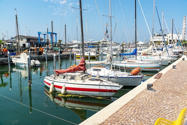 Jachten in de haven van Rimini, Italië