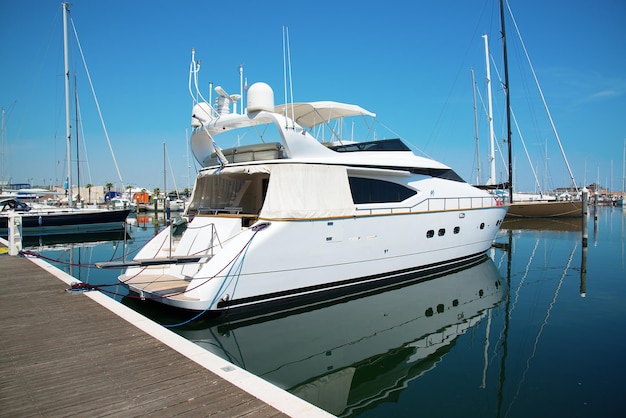 Jachten in de haven wachten Op de zee is het kalm Rimini Italië