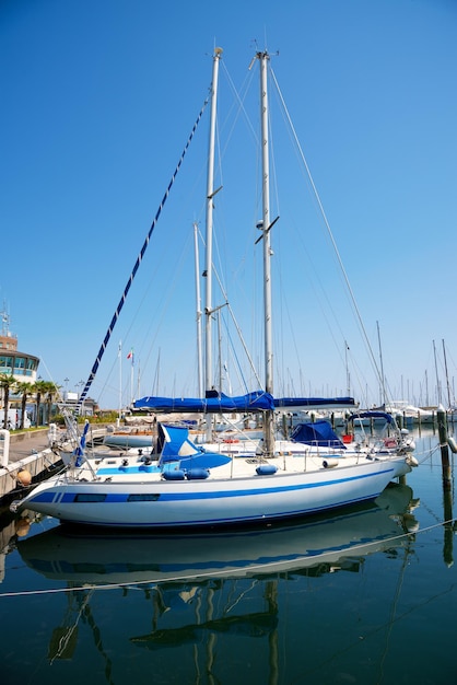 Jachten in de haven wachten Op de zee is het kalm Rimini Italië