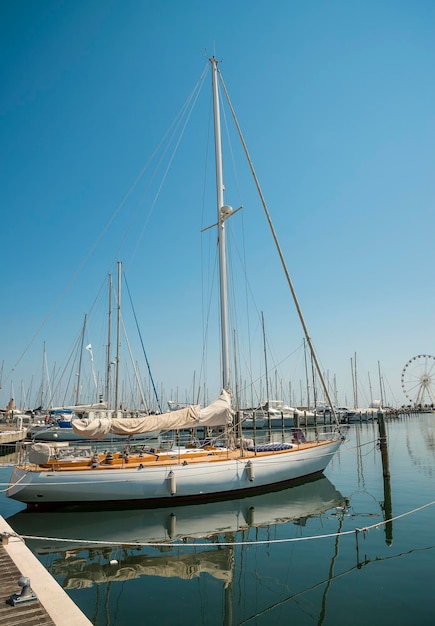 Jachten in de haven wachten op Rimini Italië