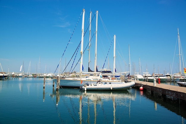 Jachten in de haven wachten