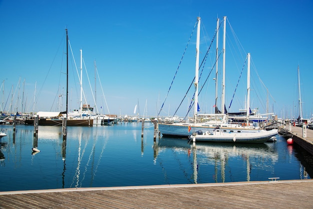 Jachten in de haven wachten