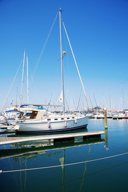 Jachten in de haven wachten