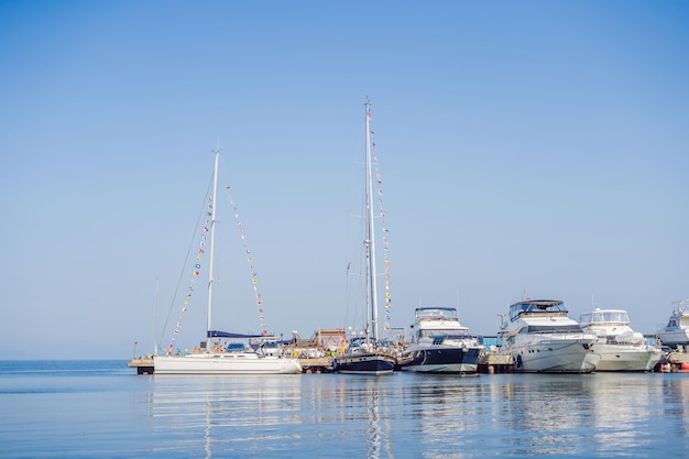 Jachten parkeren in de haven bij zonsondergang havenjachtclub