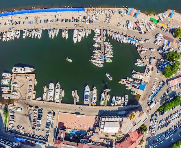 Jachten parkeren in de haven bij zonsondergang Havenjachtclub