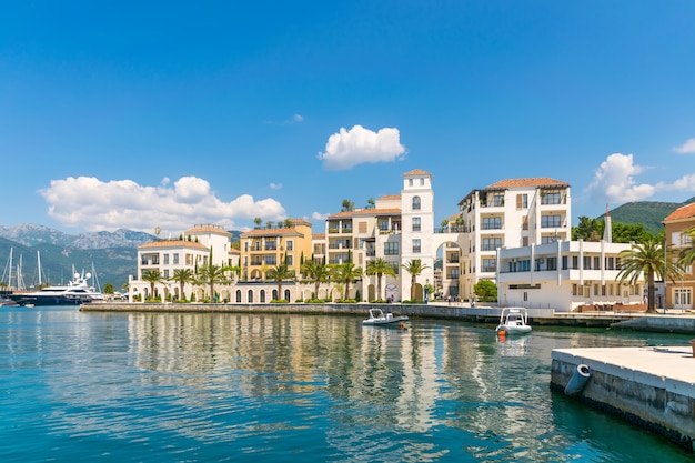 jachten van verschillende grootte en grote schepen afgemeerd in de haven van Tivat.