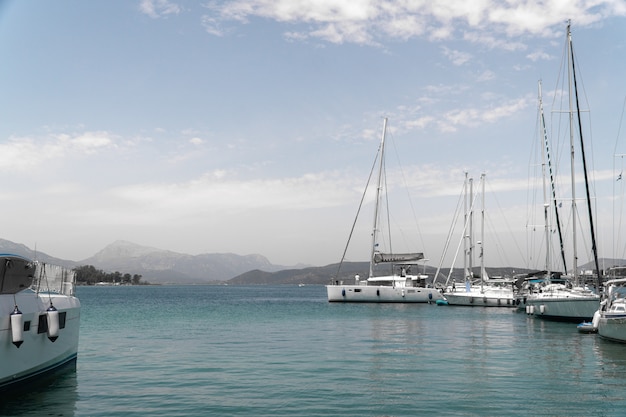 Jachten van vissersdorp in Aegina, Griekenland