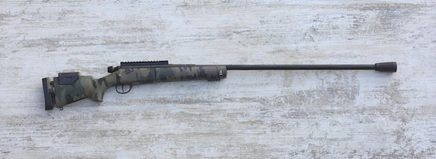 Foto jachtgeweer geïsoleerd op houten achtergrond