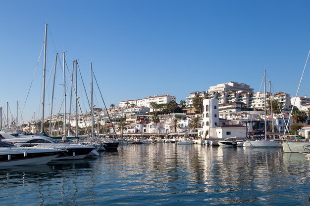 Jachthaven in een mediterrane stad