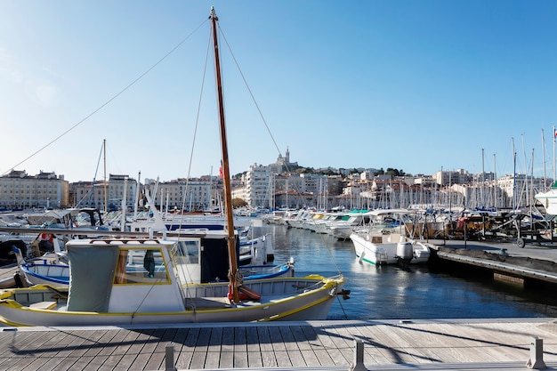 Jachthaven met jachten in Marseille op een heldere zonnige dag.