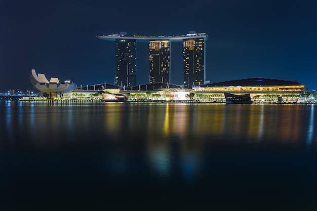 Jachthavenbaai Singapore bij schemer, de stadshorizon van Singapore