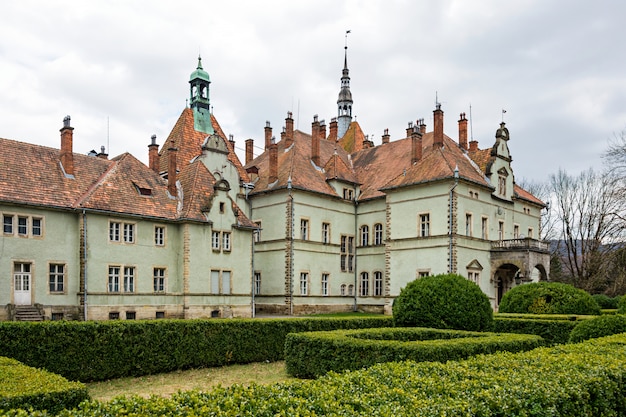 Jachtkasteel van graaf Schonborn in Carpaty