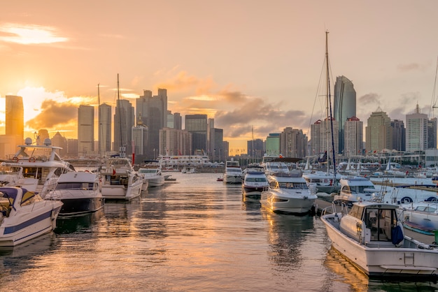 Jachtwerf in Qingdao Bay en stedelijk architectonisch landschap