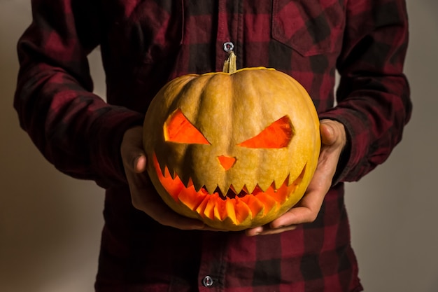 Photo jack'o'lantern carved pumpkin in hands