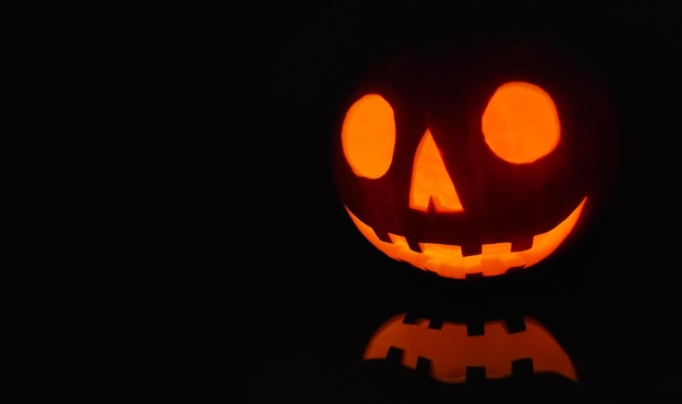 Photo jack o' lantern lit in the dark for halloween