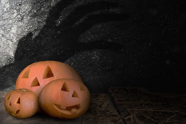 Jack-o-Lantern op een houten tafel met een grunge muur achtergrond