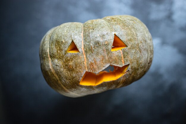 Jack o lantern pompoen op een donkere achtergrond