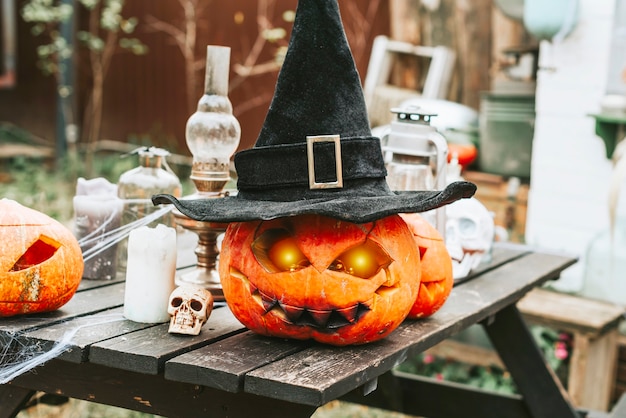 Photo jack o lantern on the porch of a house decorated to celebrate a halloween party