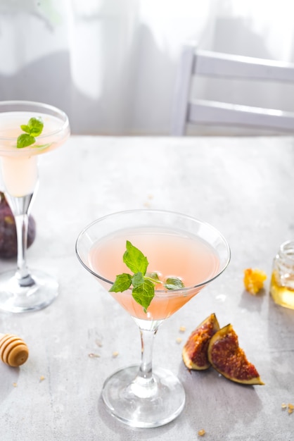 Jack rose cocktail met fig. en honing op lichte achtergrond over vlakke vensters, legt met exemplaarruimte