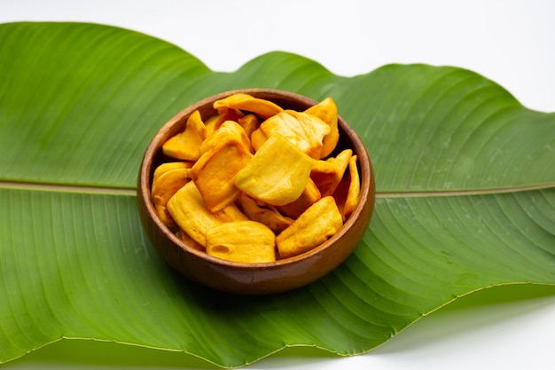 Chip di jackfruit su foglia verde