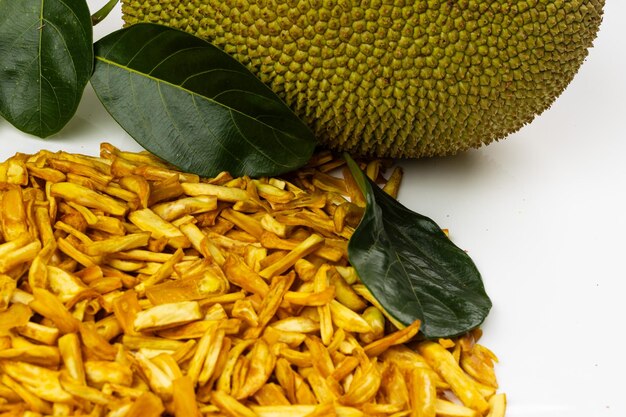 사진 원시 jackfruitisolated 이미지 흰색 배경을 사용하여 만든 jackfruit chips 케 랄라 특별 스낵