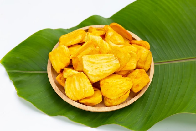 Jackfruit-chips op groen blad