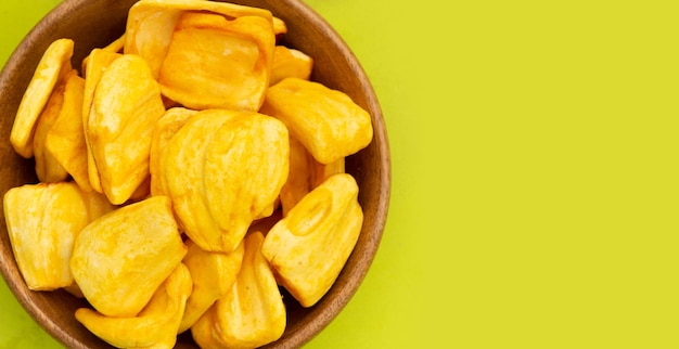 Jackfruit-chips op groene achtergrond