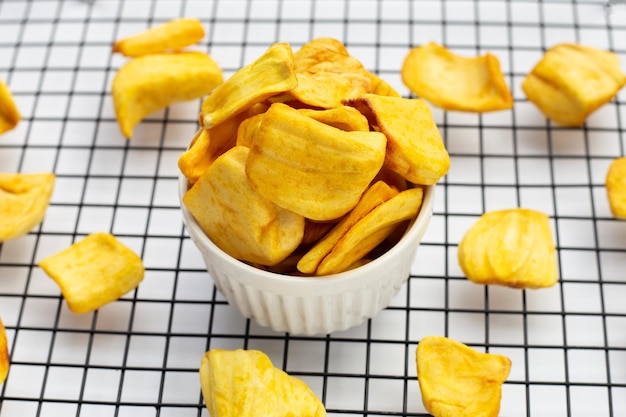 Jackfruit-chips op witte achtergrond