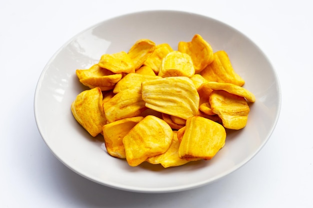 Jackfruit-chips op witte achtergrond