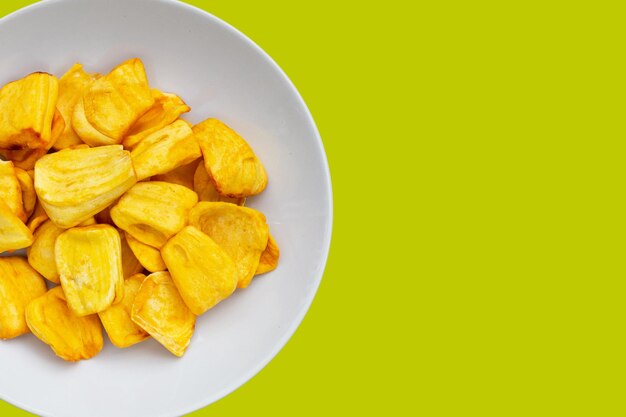 Jackfruit-chips op witte achtergrond