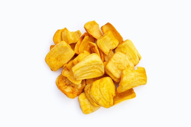 Chip di jackfruit su sfondo bianco