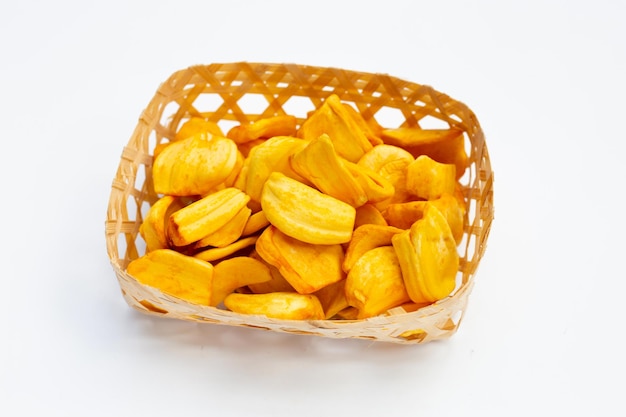 Chip di jackfruit su sfondo bianco