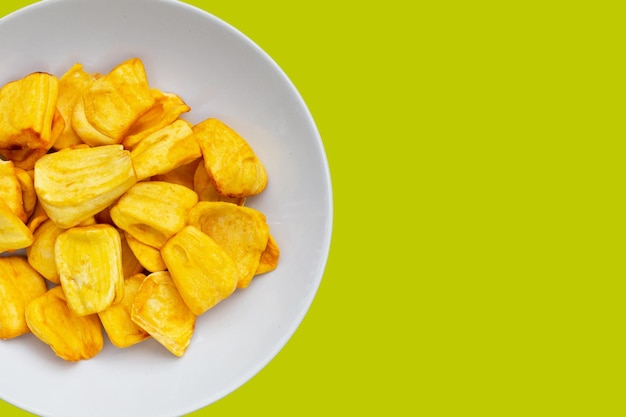 Photo jackfruit chips on white background