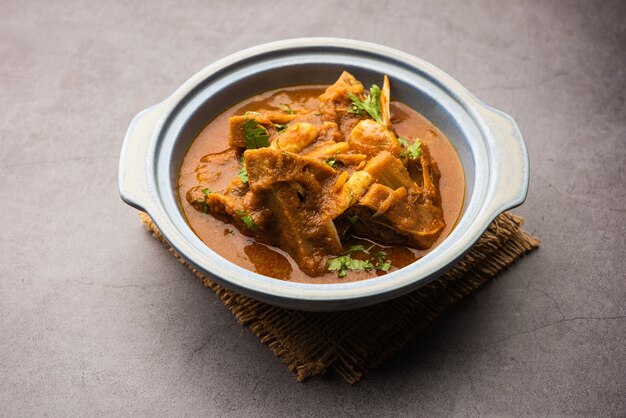 Jackfruit Masala sabji 또는 Fanas Sabzi 또는 인도 스타일의 매운 KathalÃ'Â 카레를 그릇이나 카라히에 제공합니다. 선택적 초점