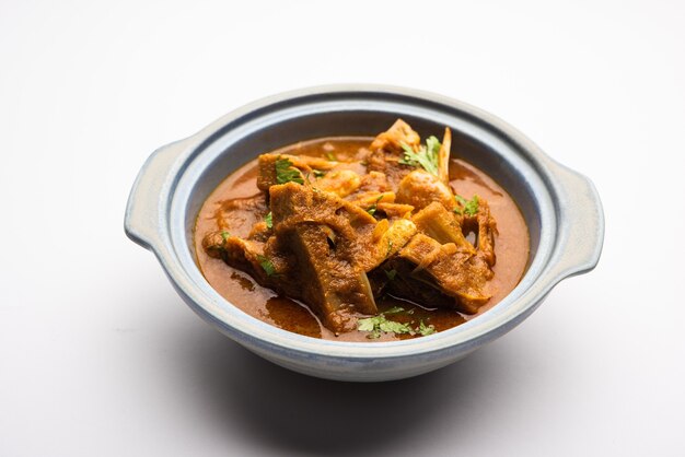 Jackfruit Masala sabji 또는 Fanas Sabzi 또는 인도 스타일의 매운 KathalÃ'Â 카레를 그릇이나 카라히에 제공합니다. 선택적 초점