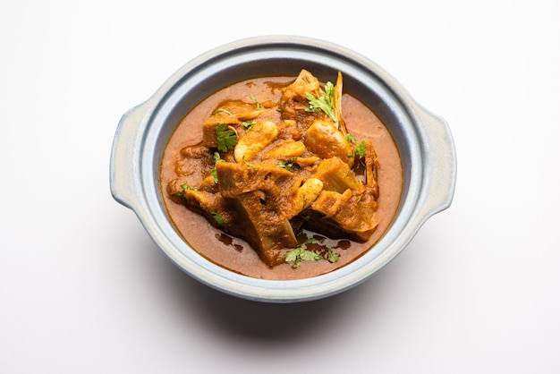 Jackfruit Masala sabji 또는 Fanas Sabzi 또는 인도 스타일의 매운 KathalÃ'Â 카레를 그릇이나 카라히에 제공합니다. 선택적 초점