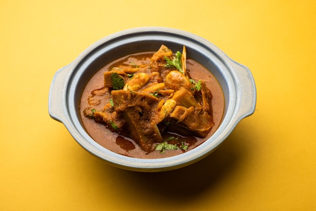 Jackfruit Masala sabji 또는 Fanas Sabzi 또는 인도 스타일의 매운 KathalÃ'Â 카레를 그릇이나 카라히에 제공합니다. 선택적 초점