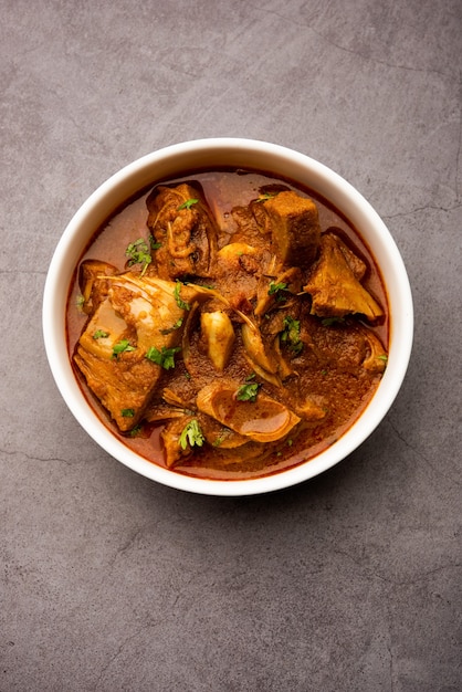 Jackfruit Masala sabji 또는 Fanas Sabzi 또는 인도 스타일의 매운 KathalÃ'Â 카레를 그릇이나 카라히에 제공합니다. 선택적 초점