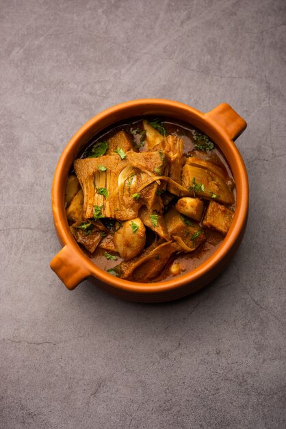 Jackfruit Masala sabji 또는 Fanas Sabzi 또는 인도 스타일의 매운 KathalÃ'Â 카레를 그릇이나 카라히에 제공합니다. 선택적 초점