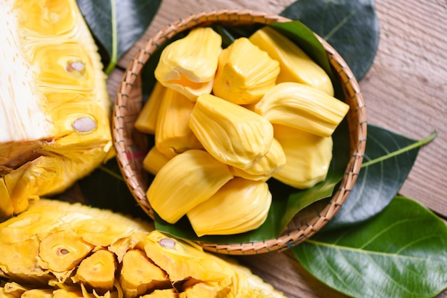 jackfruit op houten mand met blad, rijp jackfruit geschild tropisch fruit vers van jackfruitboom - bovenaanzicht