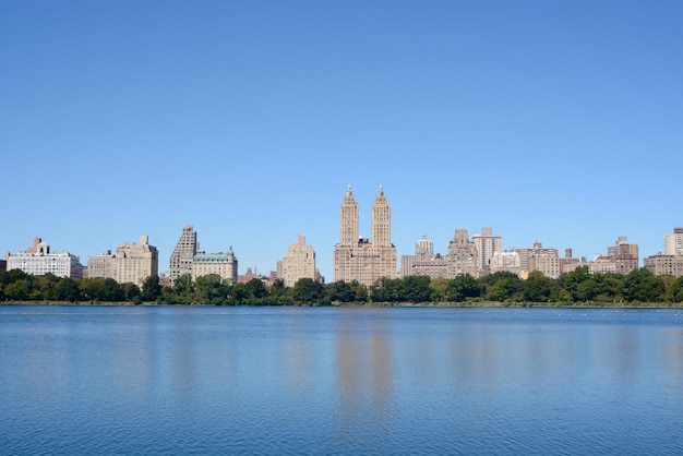 Photo jacqueline kennedy onassis reservoir at central park against clear blue sky in city