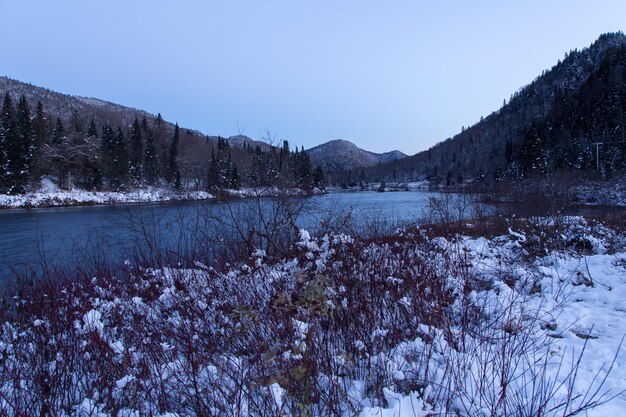 Photo the jacques-cartier river flowing through the jacques-cartier national park valley