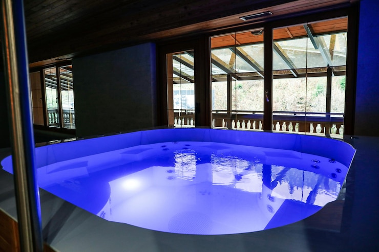Photo jacuzzi with blue light in beautiful hotel