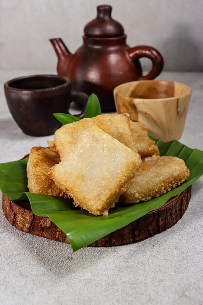 Foto jadah goreng of fried sticky rice cake is javaanse cake gemaakt van kleefrijst en geraspte kokos