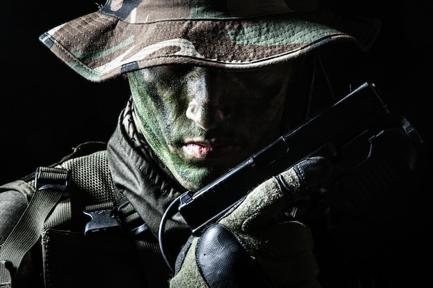 Foto soldato jagdkommando con pistola