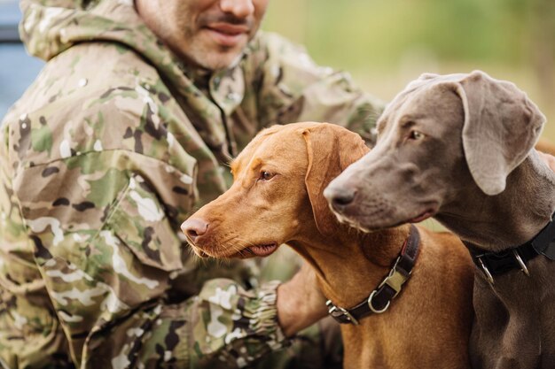 Jager met een hond in het bos