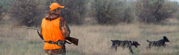 Foto jagerman in camouflage met een pistool tijdens de jacht op zoek naar wilde vogels of wild