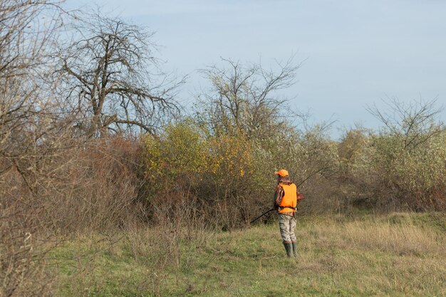 Jagerman in camouflage met een pistool tijdens de jacht op zoek naar wilde vogels of wild